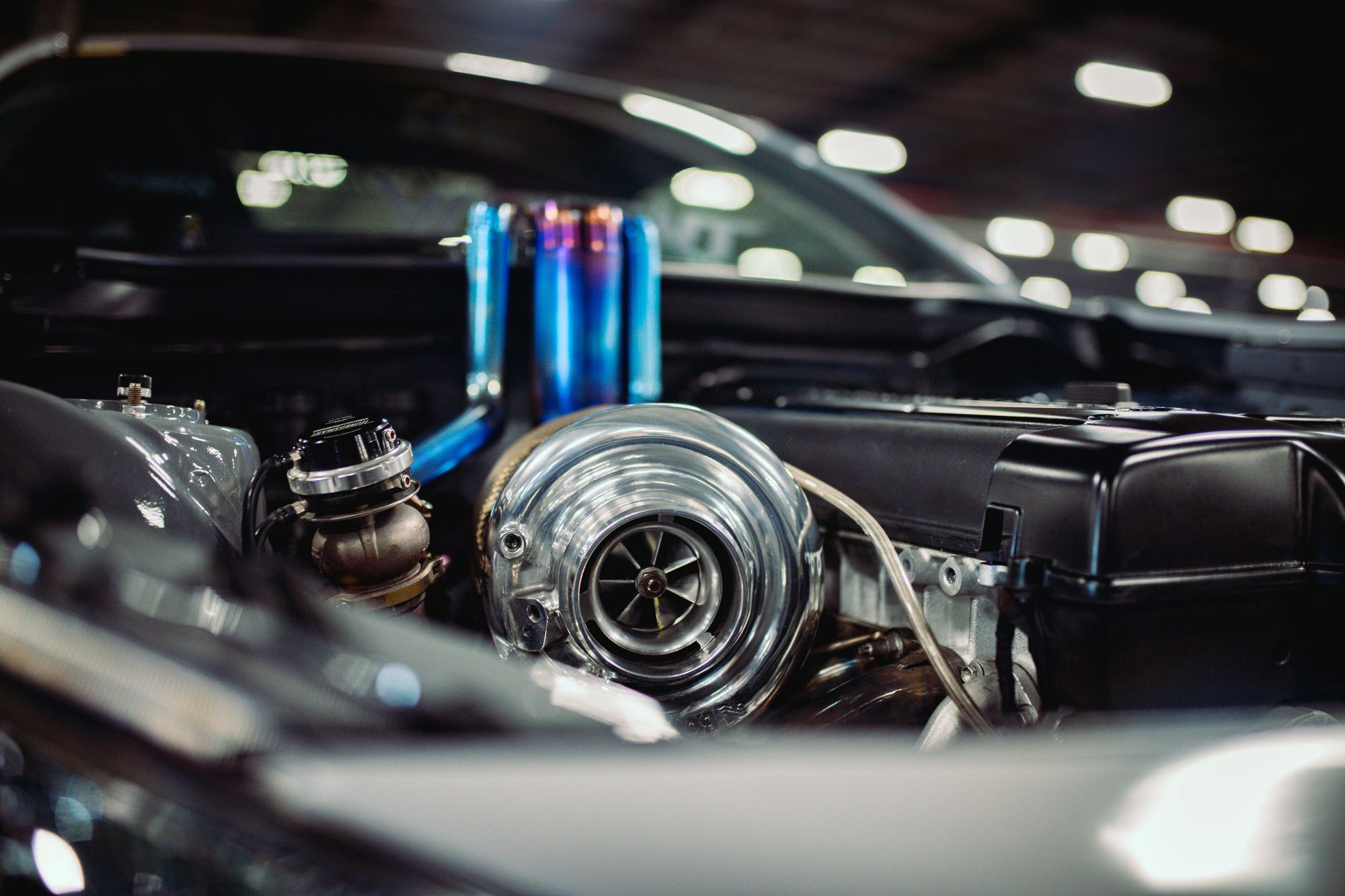 Turbolader im Motorraum eines Tuning-Fahrzeugs